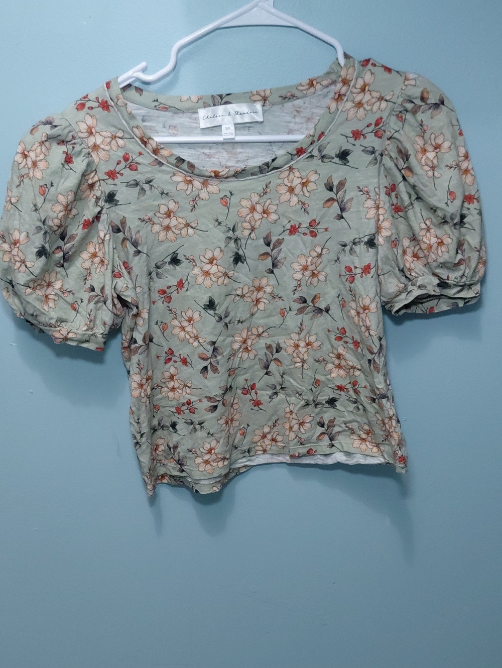 Chelsea & Theodore Sage Green Floral Puff-Sleeve Crop Top